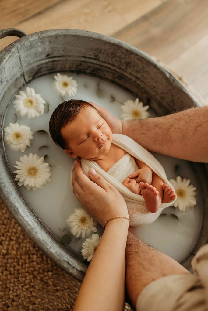 Photographe naissance Namur - Bébé endormi dans un bain de lait